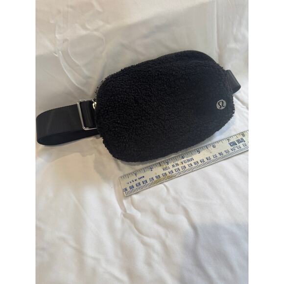 Lululemon Everywhere Fleece Belt Bag - Picture 8 of 8